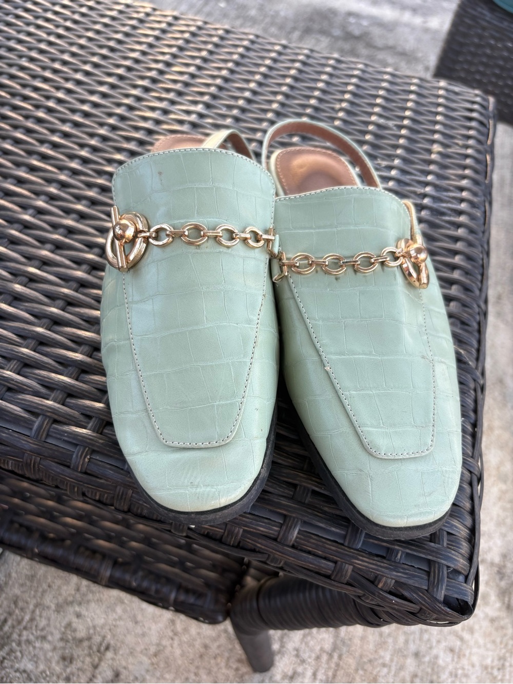 Elegant Mint Green Croc-Embossed Women’s Loafers with Gold Chain
